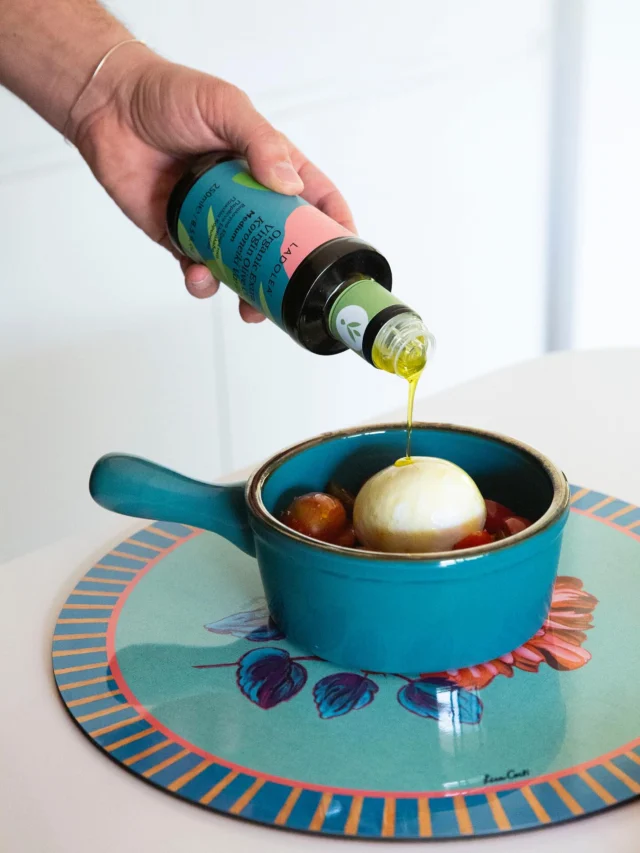 That last drop? Pure gold✨🧿 #ladolea 

#ladoleaoliveoil #extravirginoliveoil #summermealideas #homemadecooking #lastdrop