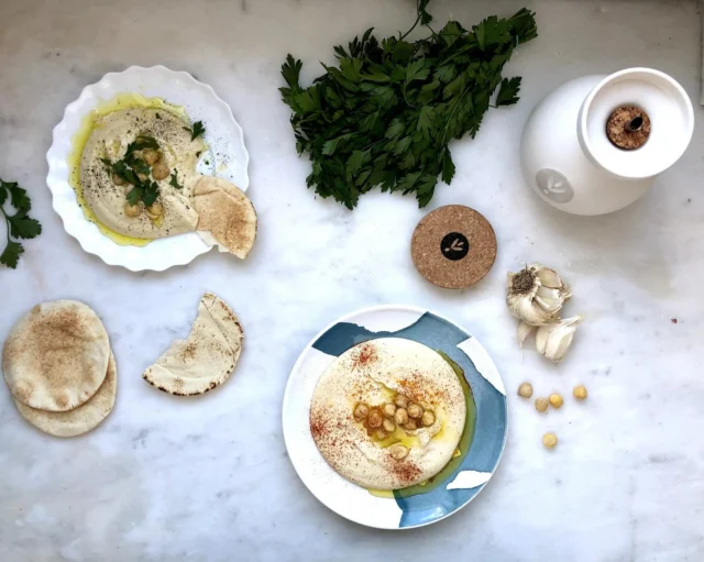For those who dip with intention✨#ladolea

#extravirginoliveoil #ladoleaoliveoil #drops #golden #dip #sauce