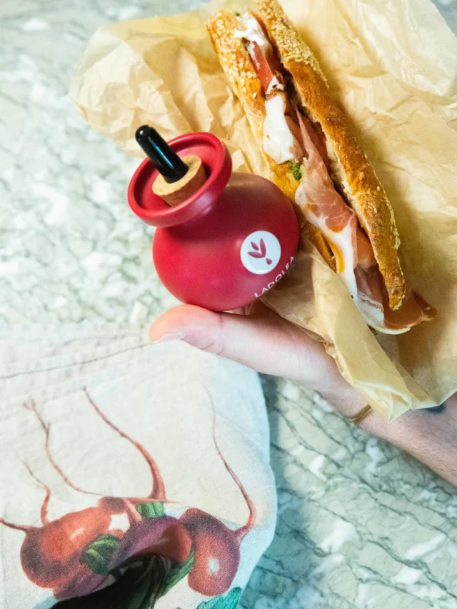 Snack o’clock hits different with #ladolea.🌶️

#extravirginoliveoil #ladoleaoliveoil #drops #golden #breakfast #sandwich