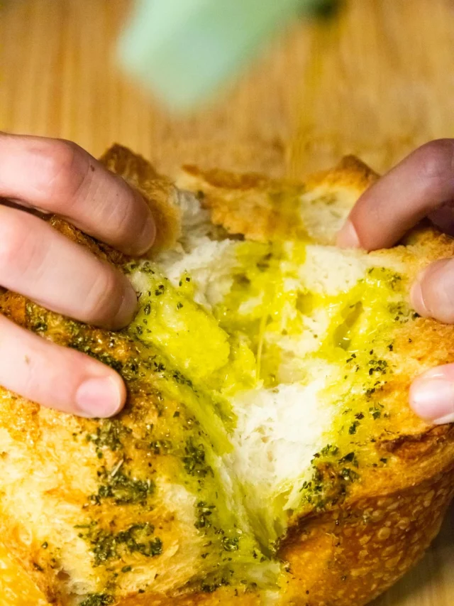 The mediterranean way, hands first! ☀️. #ladolea 

#breaking #bread #extravirginoliveoil #summermeal #essentials #snack