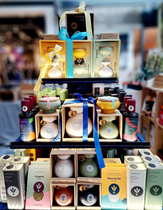 Taste the care. Feel the love.❤

Thank you 🙏🏻 @smakigrecjiostrow 

#ladoleaoliveoil #extravirginoliveoil #gift #ceramicpot #feel #the #love #taste #the #care