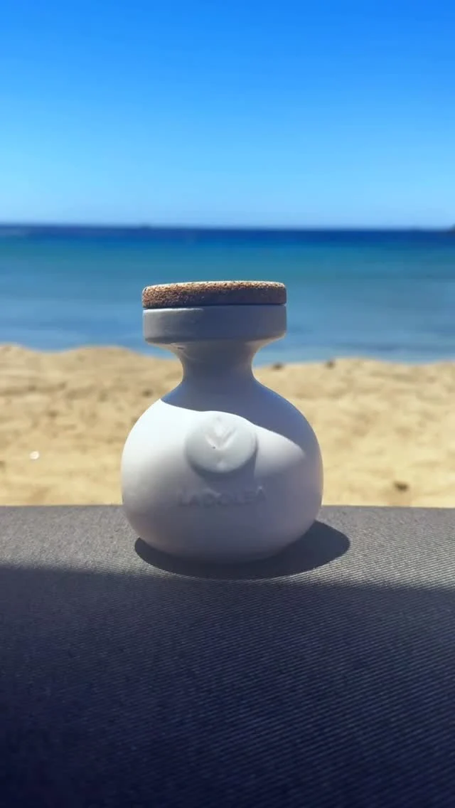 Bottled sunshine ☀️ 

#stillatthebeach #neverendingsummer
#ladolea #ladoleaoliveoil #extravirgineoliveoil #ceramicpot #feel #the #sea #beauty #meets #coastal #calm