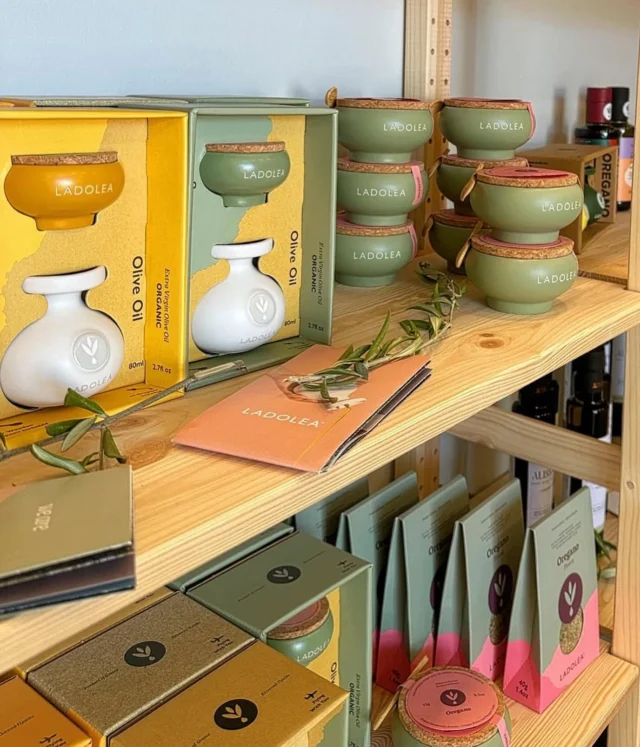 Where design meets flavor.🍴

Thank you @meraki.delistore ❤️

#ladoleaoliveoil #ladolea #extravirginoliveoil #oregano #salt #ceramic #pot